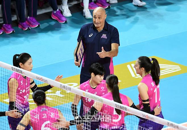 흥국생명 마르첼로 아본단자 감독이 17일 인천 삼산월드체육관에서 열린 2024-2025 V리그 여자부 정관장과 경기에서 선수들에게 이야기를 하고 있다. 2024. 12. 17.  인천 | 박진업 기자 upandup@sportsseoul.com