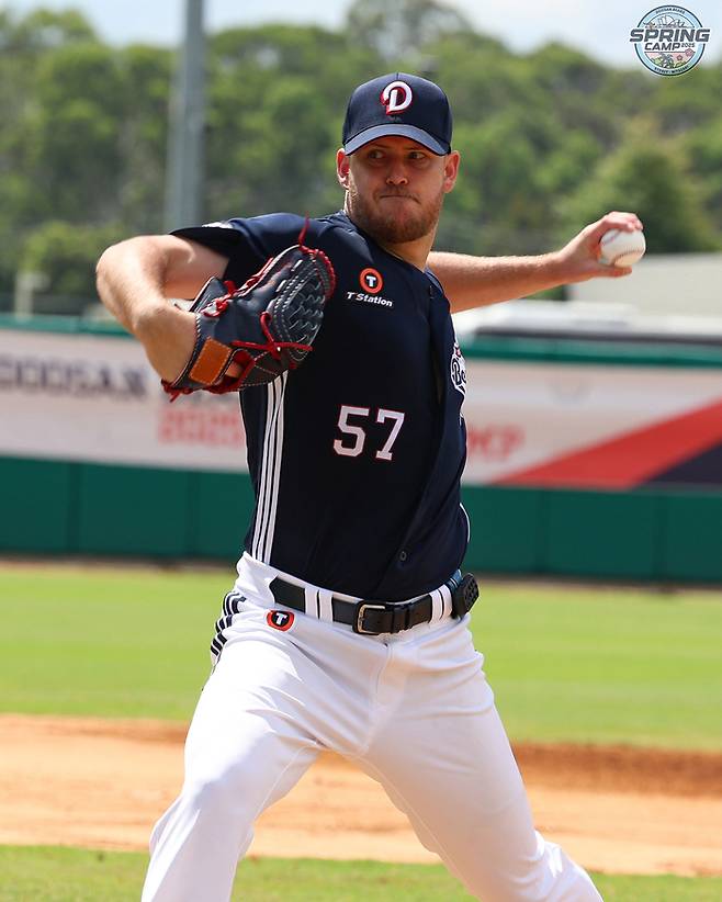 두산 새 외국인 투수 콜 어빈이 호주 시드니 스프링캠프에서 첫 라이브피칭을 하고 있다. 사진 | 두산 베어스