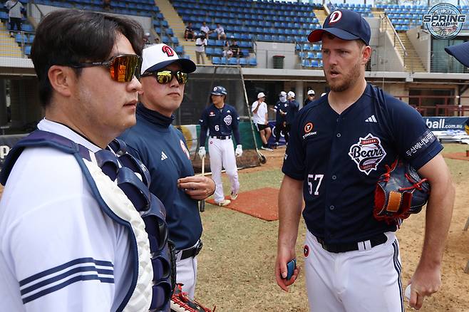 두산 콜 어빈이 첫 라이브피칭 후 관계자들과 이야기를 나누고 있다. 사진 | 두산 베어스
