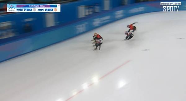 쑨룽의 밀어주기를 통해 1위로 올라서는 린샤오쥔. ⓒSPOTV 중계화면 캡처