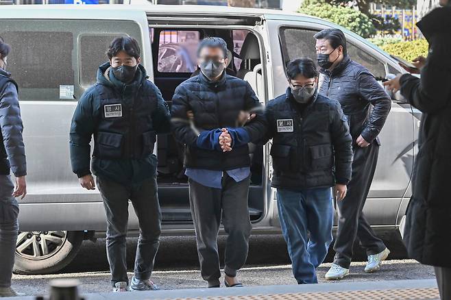 서울서부지방법원 폭력 집단난동 사태 당시 판사실에 침입한 사랑제일교회 특임전도사 이형석씨가 지난달 23일 오후 서울 마포구 서울서부지법에서 열린 구속 전 피의자 심문(영장실질심사)에 출석하고 있다./뉴시스