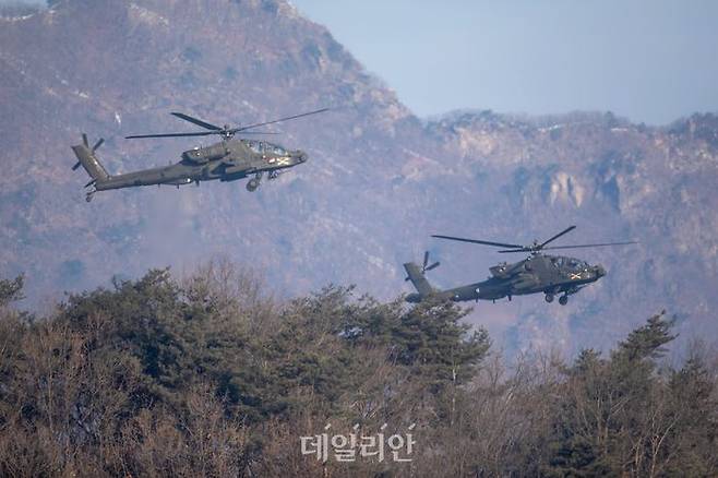 미2사단연합사단 AH-64E 아파치 공격헬기가 아군 기동부대를 엄호하기 위해 30㎜ 기관포와 헬파이어 미사일을 발사하고 있다. ⓒ육군