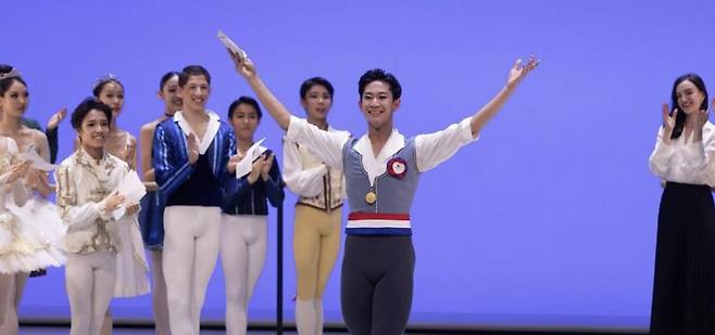 8일(현지 시간) 스위스 로잔에서 열린 제53회 로잔 발레콩쿠르 결선에서 한국 남자 무용수로는 처음 1위를 차지한 박윤재(가운데). 사진 출처 박윤재 인스타그램