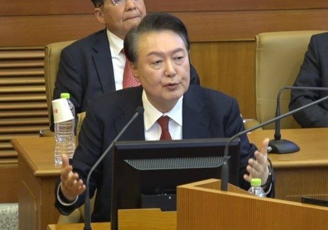 윤석열 대통령이 6일 서울 종로구 헌법재판소에서 열린 탄핵 심판 6차 변론기일에서 발언하고 있다.  2025.2.6. 헌법재판소 제공