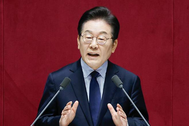 이재명 더불어민주당 대표가 10일 서울 여의도 국회 본회의장에서 ‘회복과 성장’을 주제로 제422회 국회(임시회) 교섭단체 대표연설을 하고 있다. 2025.2.10/뉴스1