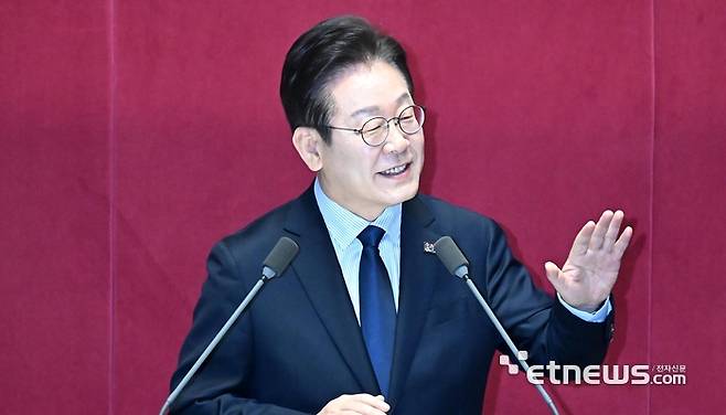 제422회 국회(임시회) 제2차 본회의가 10일 서울 여의도 국회에서 열렸다. 이재명 더불어민주당 대표가 교섭단체대표 연설을 중 여야 양측에서 고성이 오가자 국민의힘을 향해 자제할 것을 당부하고 있다. 이동근기자 foto@etnews.com