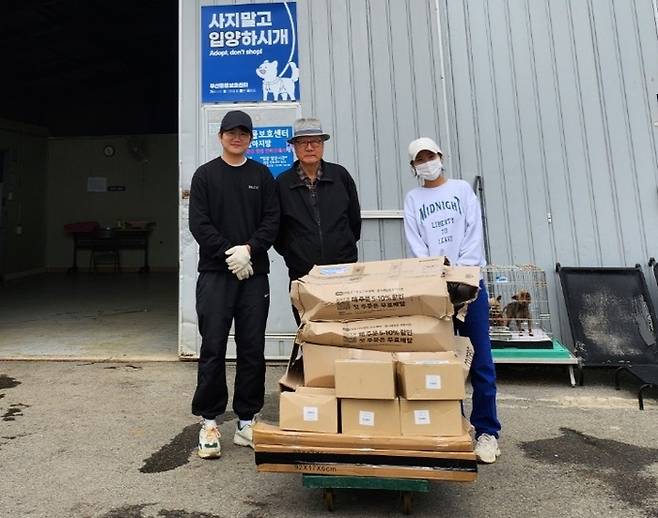 이승현 밸런스파우 대표(왼쪽 첫번째)는 회사가 추구하는 가치를 알리고자 정기적으로 부산동물보호센터를 찾아 봉사활동을 펼치고 있다.