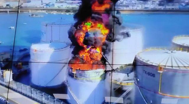 10일 오전 울산 울주군 온산읍 처용리 유나이티드터미널코리아 내 유류탱크에서 대규모 화재가 발생, 시커먼 연기와 함께 불길이  솟구쳐 오르고 있다. 독자 제공