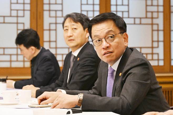 최상목 대통령 권한대행 부총리 겸 기획재정부 장관이 10일 서울 종로구 정부서울청사에서 열린 대외경제현안간담회를 주재하고 있다. 기획재정부 제공