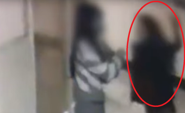 지난해 11월 부산 해운대구의 한 중학교 교사(빨간 원)가 민원을 제기한 학원 강사가 근무하는 학원을 직접 찾아가 욕을 하며 사과를 요구하고 때릴 듯 위협하는 손짓을 하고 있다. 부산MBC 화면 캡처