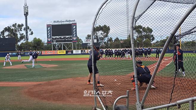 10일 멜버른 볼파크에서 공을 던진 윤규진 불펜코치. 멜버른(호주)=윤승재 기자