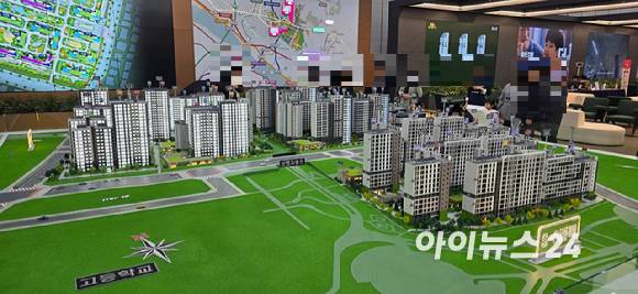 9일 경기 고양 킨텍스에 마련된 고양창릉지구 A4·S5·S6 블록 견본주택 방문객들이 모형도를 둘러보고 있다. [사진=이수현 기자]