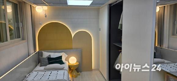 9일 경기 고양 킨텍스에 마련된 고양창릉지구 A4블록 55㎡ 침실. 옵션이 적용돼 침실과 알파룸이 통합됐다. [사진=이수현 기자]