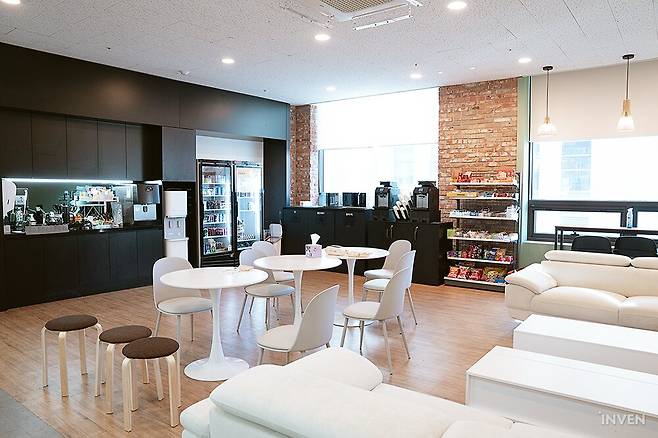 ▲ 다양한 간식거리와 음료, 커피머신 등이 자리한 휴게실도 꽤 크게 자리하고 있다