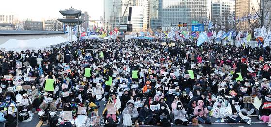 8일 오후 서울 종로구 경복궁역 일대에서 열린 윤석열 대통령 즉각 퇴진 사회대개혁 비상행동 주최 10차 범시민대행진 집회에서 참가자들이 윤 대통령의 파면을 촉구하는 구호를 외치고 있다. 뉴스1