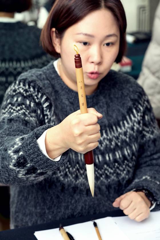 장화정 선생님이 소중 학생기자단에게 초보자가 알아야 할 한글서예의 특징과 주의사항을 설명했다.