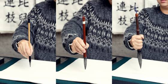 집필법 시범을 보인 장화정 선생님. 왼쪽부터 단구법, 쌍구법, 오지제완법.