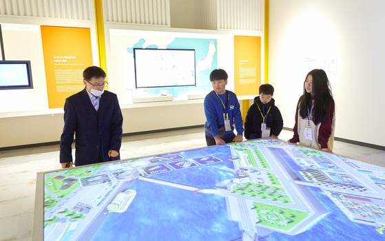 소중 학생기자단이 디지털 키오스크를 활용한 체험형 전시로 365일 잠들지 않는 항만을 직접 경험하며 이해했다.