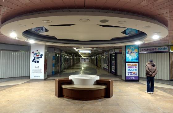 충북 청주시 영동 사직대로 밑에 있는 대현 지하상가는 2022년 10월 모든 점포가 문을 닫으면서 2년 넘게 방치 상태다. 김성태 객원기자