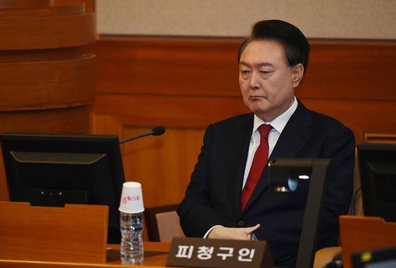 윤석열 대통령이 지난 6일 서울 종로구 헌법재판소 대심판정에서 열린 탄핵 심판 6차 변론에 출석해 생각에 잠겨 있다. 뉴시스`