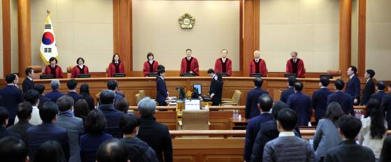 문형배 헌법재판소장 직무대행을 비롯한 헌법재판관들이 23일 서울 종로구 헌법재판소에서 열린 윤석열 대통령 탄핵심판 4차 변론에 입장해 있다. 연합뉴스