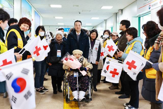 ▲ 재외동포청·대한적십자사는 9일 동해항 국제여객터미널에서 입국동포 100명과 변철환 재외동포청 차장, 박은영 대한적십자사 본부장 등이 참석한 가운데 ‘사할린 동포 영주귀국 환영식’을 개최했다. 변철환 재외동포청 차장이 단체입국자 중 최고령자인 최군자(92) 할머니의 휠체어를 밀고 입국하고 있다.  재외동포청 제공