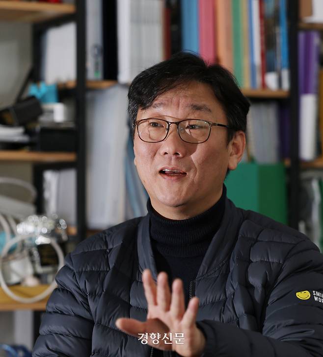 이동화 아디 사무국장이 7일 서울 성동구 헤이그라운드 내 사무실에서 지난 1월 방문한 팔레스타인, 이스라엘 현지 상황에 대해 이야기하고 있다.  강윤중 기자