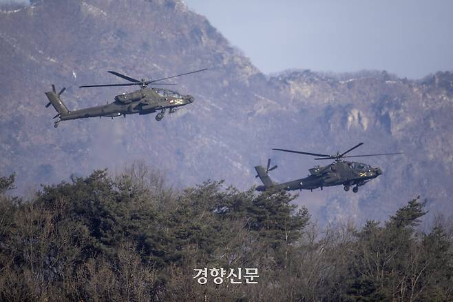 지난 3일 경기 포천시 로드리게스 훈련장에서 미2사단 및 연합사단의 아파치 헬기(AH-64E)가 아군 기동부대를 엄호하기 위해 30mm기관포와 헬파이어 미사일을 발사하고 있다. 육군 제공