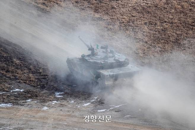 지난 3일 경기 포천시 로드리게스 훈련장에서 육군 15보병사단 소속 K1전차가 적진을 향해 기동하고 있다. 육군 제공