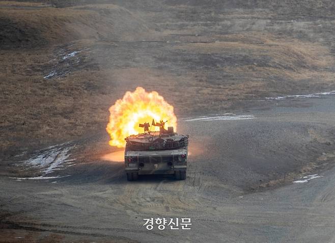 지난 3일 경기 포천시 로드리게스 훈련장에서 육군 15보병사단 K1전차가 복합장애물 지대를 개척 중인 미2사단 및 한미연합사단 공병중대를 엄호하기 위해 전차포 사격을 실시하고 있다. 육군 제공