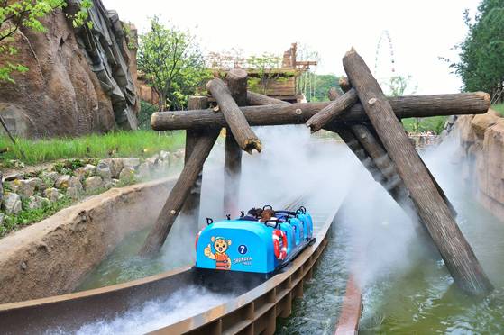 Flume ride Thunder Falls in Everland in Yongin, Gyeonggi [EVERLAND]