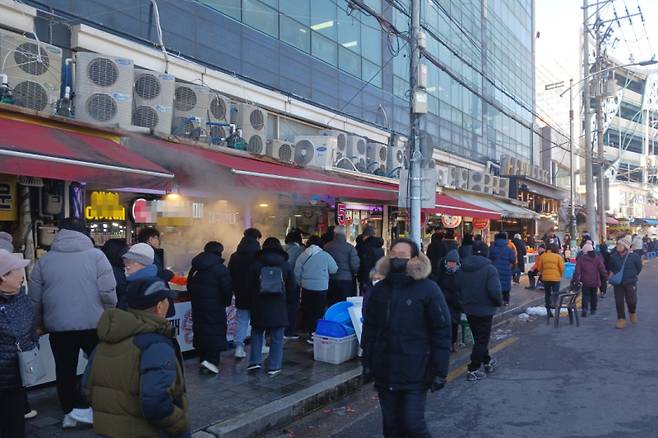 지난 8일 인파로 붐비는 죽도어시장 모습. 포항시 제공
