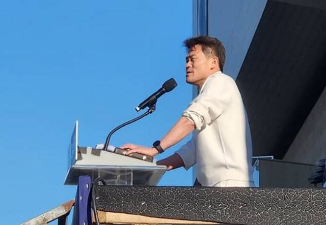 8일 동대구역 광장에서 열린 윤석열 대통령 탄핵 반대집회에서 연설하는 한국사 강사 전한길씨. 이순삼씨 인스타그램 캡처