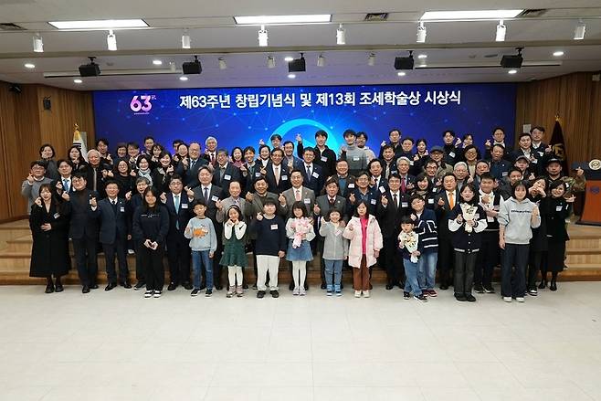 ◇ 10일 서울 서초동 회관에서 열린 한국세무사회 제63주년 창립기념식 및 제13회 조세학술상 시상식에서 수상자들이 기념 촬영을 하고 있다.