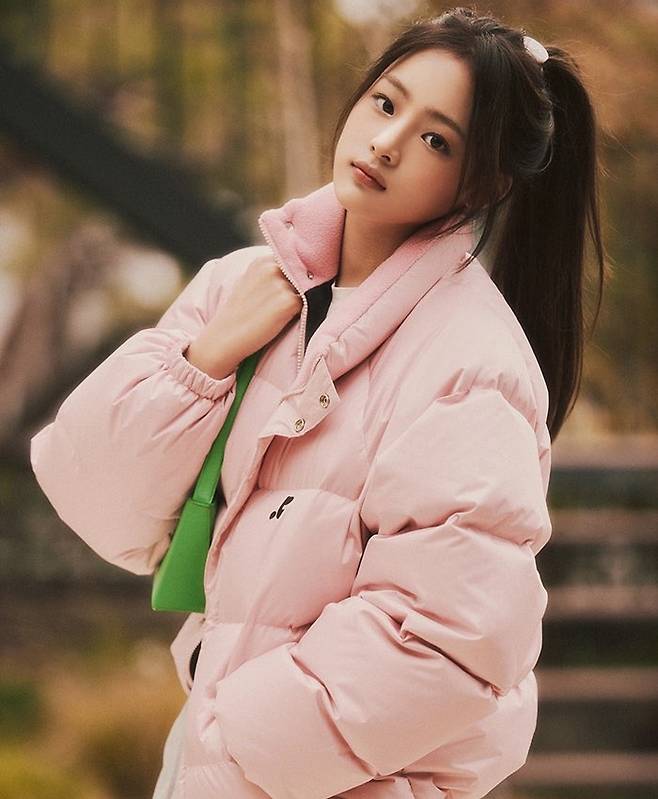 2022년 뉴진스 민지가 착용한 레스트앤레크레이션 패딩. [사진=무신사]