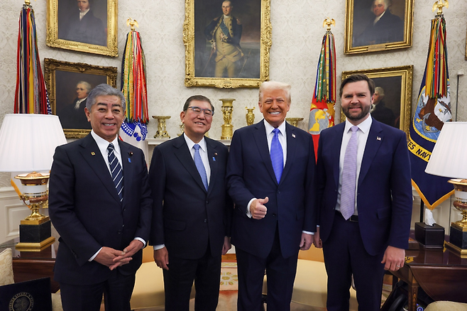 7일(현지시간) 정상회담을 마친 미일 주요 인사가 백악관 집무실에서 기념사진을 촬영하고 있다. 왼쪽부터 이와야 다케시 일본 외무대신, 이시바 총리, 트럼프 대통령, J.D. 밴스 부통령. [일본 총리실]