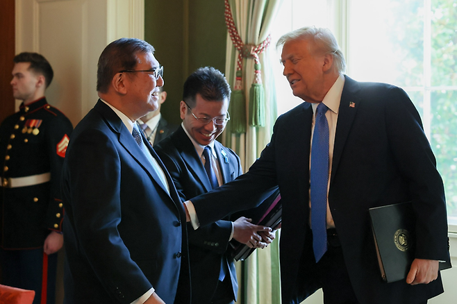 공동 기자회견을 마친 뒤 이시바 총리에게 친밀하게 인사하는 트럼프 대통령. 가운데는 고 아베 신조 총리 때에도 미일간 통역을 담당한 다카오 스나오 외무성 일미지위협정실장. [일본 총리실]