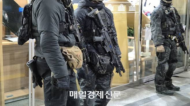 지난해 12월 4일 자정께 국회의사당 본관 3문 앞에 특전사 병력이 배치되어 있는 모습. [이상현 기자]