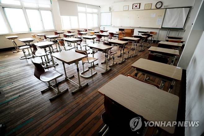 책상이 일정한 거리를 유지하고 있는 초등학교 교실 내부. 위 사진은 기시 내용과 관련이 없음. [사진 = 연합뉴스]