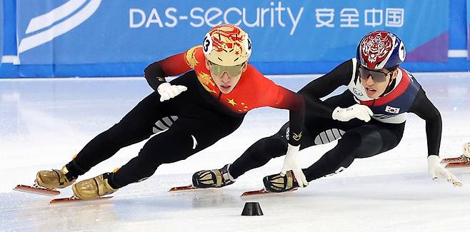 지난 9일 중국 하얼빈에서 열린 '2025 하얼빈 동계아시안게임' 남자 쇼트트랙 5000m 계주 결승 경기에서 대한민국 박지원과 중국 린샤오쥔(임효준)이 몸싸움을 벌이며 질주하는 모습. /사진=뉴시스
