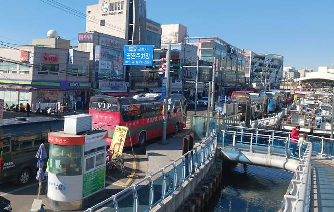주말 포항의 과메기·대게 맛보기 위해 죽도시장을 찾은 관광버스가 도로를 점령했다/사진제공=포항시