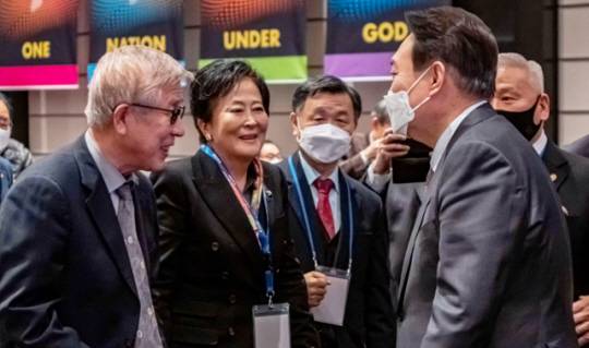 애니 챈 한국보수주의연합(KCPAC) 회장이 2022년 1월 서울 용산구 그랜드하얏트호텔에서 열린 ‘대한민국 바로 세우기’ 신년 하례회에 참석해 윤석열 당시 대선후보와 인사하고 있다.