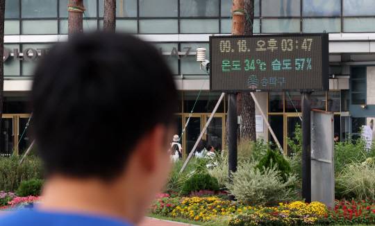 폭염이 기승이었던 지난해 9월 18일 오후 서울 송파구 잠실네거리 전광판에 기온이 표시돼 있다. 뉴시스