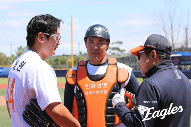 한화 이글스 이재원(가운데)./한화 이글스