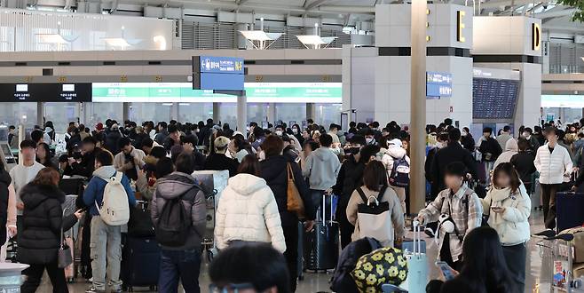 지난달 27일 인천국제공항 제1터미털 출국장이 이용객으로 붐비고 있다. [연합]