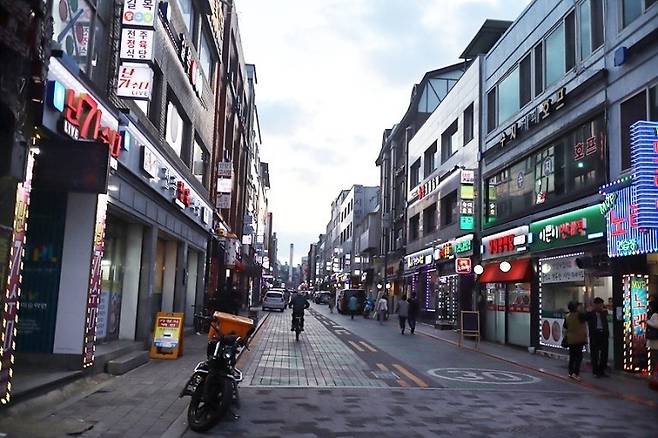중기부가 10일부터 ‘우리동네 크라우드펀딩 사업’을 추진한다. 사진은 경기 안양시의 한 상점가 모습. [연합]