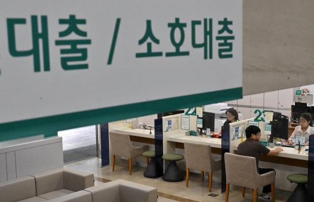 서울 시내의 한 은행 대출 창구에서 직원들이 업무를 보고 있다. 임세준 기자