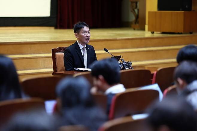 이복현 금융감독원장이 10일 서울 금융감독원에서 열린 2025년 업무계획 기자간담회에서 취재진의 질문에 답하고 있다. [연합]