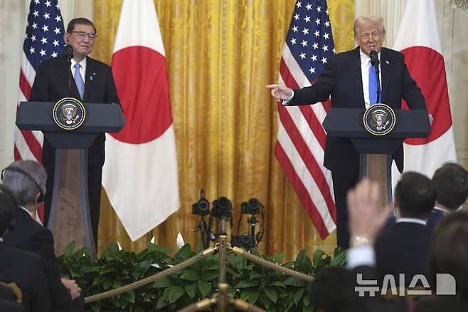 [워싱턴=AP/뉴시스] 이시바 시게루(왼쪽) 일본 총리와 도널드 트럼프 미국 대통령이 7일(현지 시간) 백악관에서 회담 후 공동 기자회견을 하면서 취재진의 질문을 받고 있다. 2025.02.08.