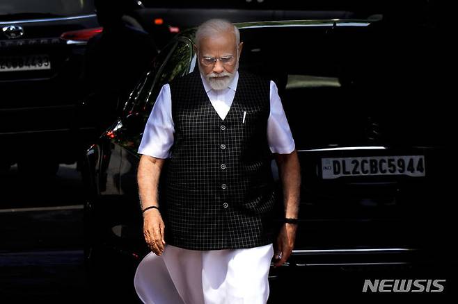 [뉴델리(인도)=AP/뉴시스]나렌드라 모디 인도 총리가 지난 7월20일 인도 의회의 몬순 회기 개막에 맞춰 의회에 도착하고 있다. 그는 힌두 민족주의 성향이 강한 인도인민당(BJP)이 집권한 북동부 마니푸르주에서 벌어지고 있는 최악의 인종 폭력에 대한 오랜 침묵으로 불신임 투표에 직면했다. 2025.02.10.